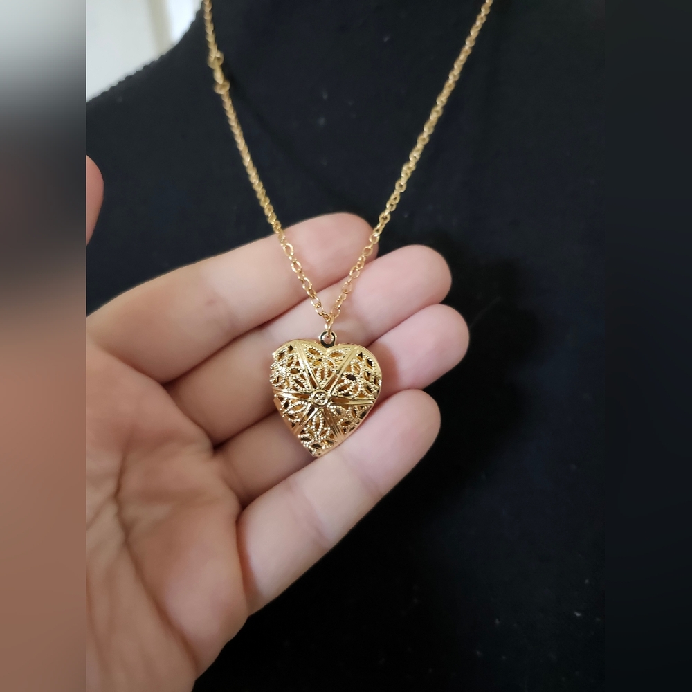 Elegant Gold Heart Pendant Necklace Locket